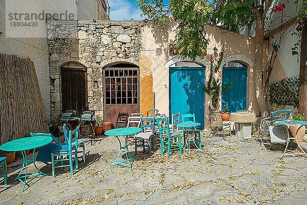 Geschlossene und verlassene Taverne im Dorf Pitsidia im Süden von Kreta. Die Gastronomie ist eine der Haupteinnahmequellen der Einheimischen. Nach der Saison sind die Tavernen geschlossen