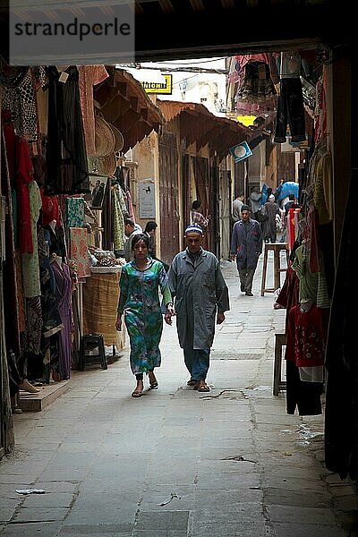 Gasse in der unter UNESCO-Schutz stehenden Altstadt von Fes Marokko
