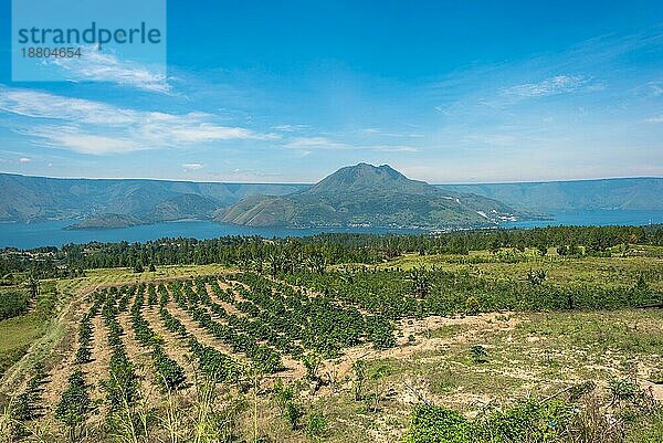 Der Vulkan Pusuk Buhit  ein 2000 m hoher Berg am Toba See  dem größten Vulkansee der Welt  dessen Gipfel in der Batak Mythologie als Geburtsort des Batak Stammes gilt