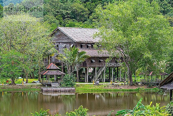 Das Sarawak Cultural Village befindet sich im Norden von Kuching auf der Halbinsel Santubong. Es zeigt die verschiedenen ethnischen Gruppen  die in ihren jeweiligen traditionellen Häusern traditionellen Tätigkeiten nachgehen