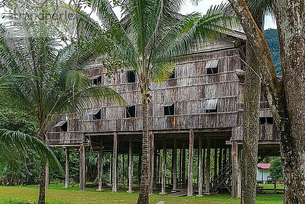 Das Sarawak Cultural Village befindet sich im Norden von Kuching auf der Halbinsel Santubong. Es zeigt die verschiedenen ethnischen Gruppen  die in ihren jeweiligen traditionellen Häusern traditionellen Tätigkeiten nachgehen