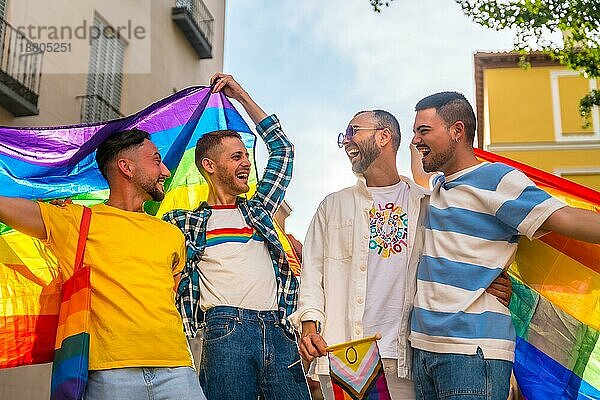 Lebensstil homosexueller Freunde  die sich auf einer Gay Pride Party in der Stadt amüsieren  Vielfalt junger Menschen  Demonstration mit den Regenbogenfahnen  lgbt Konzept