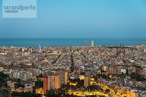 Draufsicht und Nachtaufnahme vom beleuchteten Barcelona. Das Panorama zeigt die berühmte Sagrada Familia  den beleuchteten Torre Agbar und die Türme des Port Olimpic