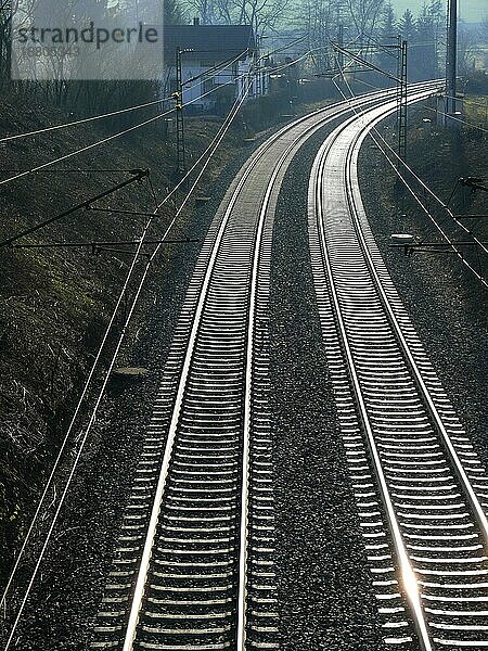 Eisenbahngleise im Gegenlicht bei Maulbronn  Deutschland  Europa