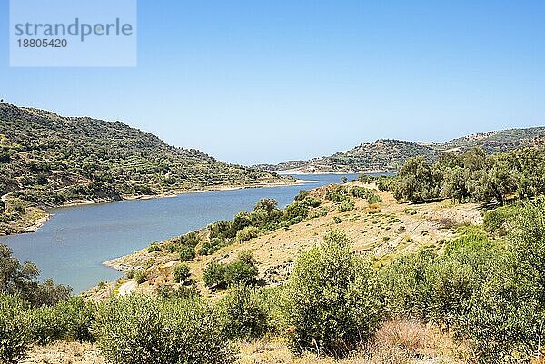 Der Techniti Limni Faneromenis  so der griechische Name  liegt an den südlichen Ausläufern des Ida Gebirgsmassivs. Der Stausee ist wichtig für die Wasserversorgung der Messara Ebene und der Region im südlichen Zentralkreta