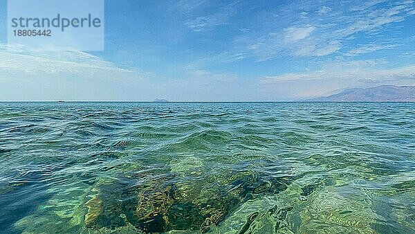 Kristallklares Wasser des Mittelmeers am Strand von Komos in der Nähe des Dorfes Matala im Süden von Kreta in Griechenland