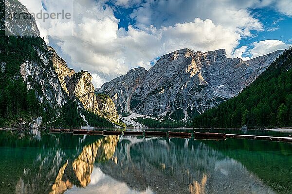 Pragser Wildsee  der größte natürliche Dolomitensee  Italien  Europa