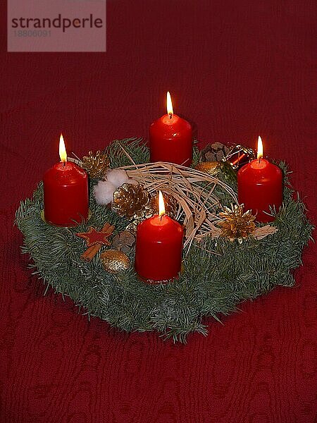 Adventskranz mit brennenden Kerzen  weihnachtliche Stimmung  Softeffekt