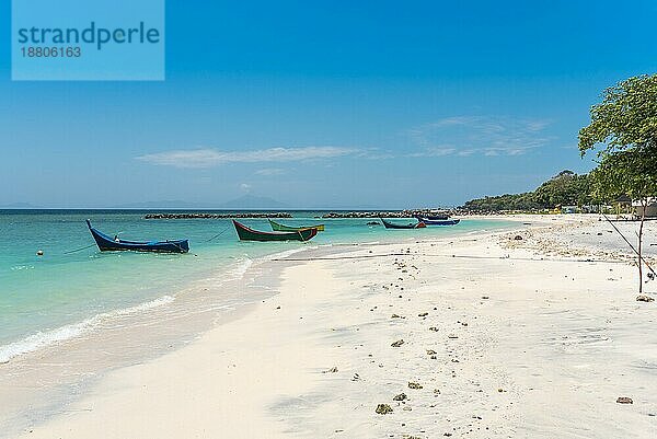 Das Dorf Pasir Putih mit seinem traumhaften weißen Sandstrand im Süden der Insel Weh  Sabang  dem nördlichsten Punkt Indonesiens