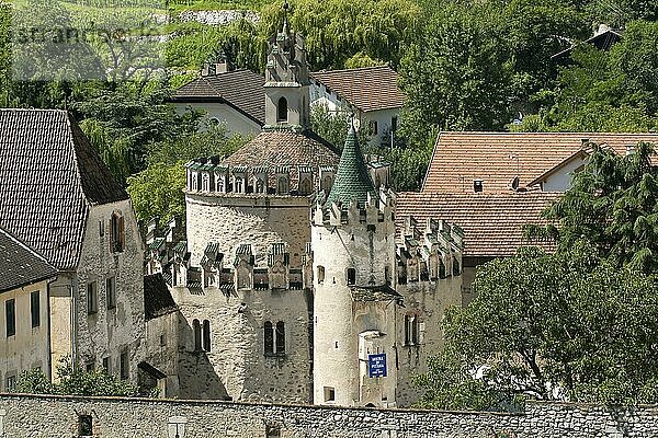 Romanische Michaelskapelle (Engelsburg) am Eingang des Klosterbezirks Neustift  3 km östlich von Brixen/Südtirol