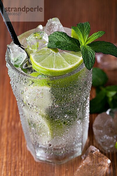 Mojitococktail auf weißem Hintergrund