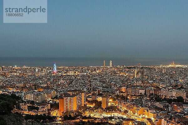 Draufsicht und Nachtaufnahme vom beleuchteten Barcelona. Das Panorama zeigt die berühmte Sagrada Familia  den beleuchteten Torre Agbar und die Türme des Port Olimpic bis zum Hafen