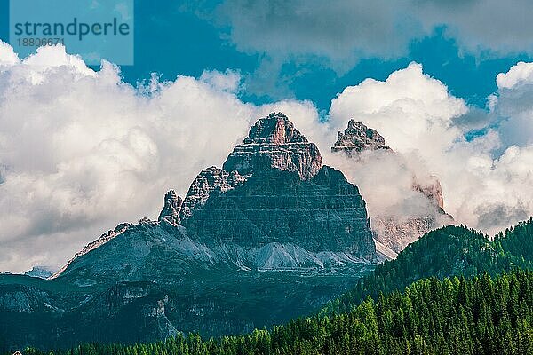 Gewitterwolken über den Dolomiten  Italien. Drei Gipfel des Lavaredo
