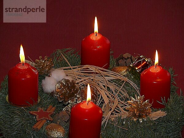 Adventskranz mit brennenden Kerzen  weihnachtliche Stimmung  Softeffekt