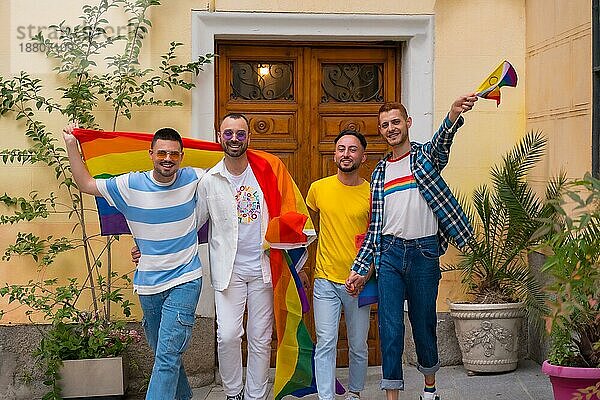 Lgbt Konzept  Porträt von Homosexuell Männer Freunde  die Spaß an Homosexuell Stolz Partei  junge Menschen Vielfalt in der Stadt  auf dem Weg zur Gleichheit Partei