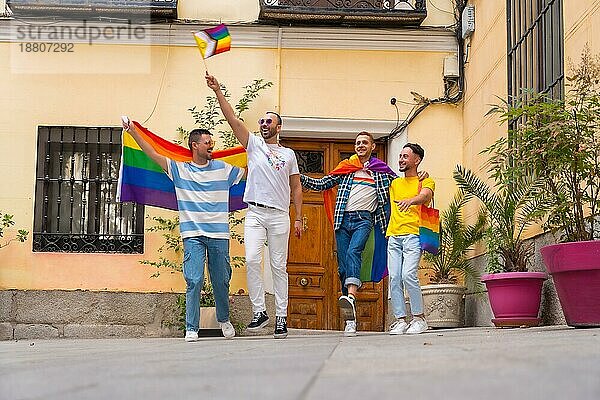 Homosexuelle männliche Freunde auf dem Weg nach Hause zur Gay Pride Party  Vielfalt der jungen Leute in der Stadt  Weg zur Demonstration mit den Regenbogenfahnen  lgbt Konzept