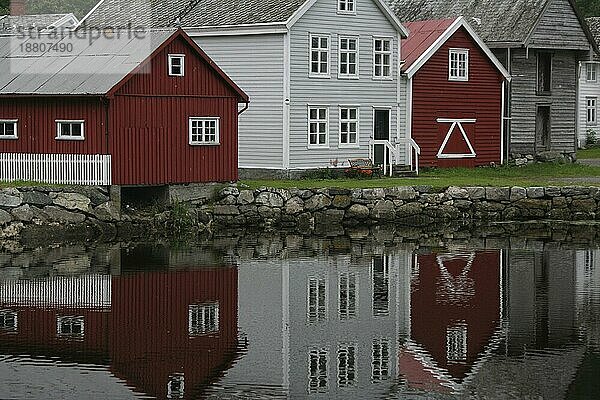 Alte Häuser in Laerdalsoyri spiegeln sich im Wasser  Norwegen  Europa