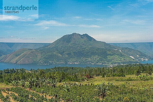 Der Vulkan Pusuk Buhit  ein 2000 m hoher Berg am Toba See  dem größten Vulkansee der Welt  dessen Gipfel in der Batak Mythologie als Geburtsort des Batak Stammes gilt