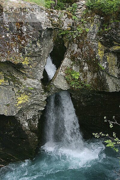 Wasserfall in der Nähe der Trollstiegen  Norwegen  Europa