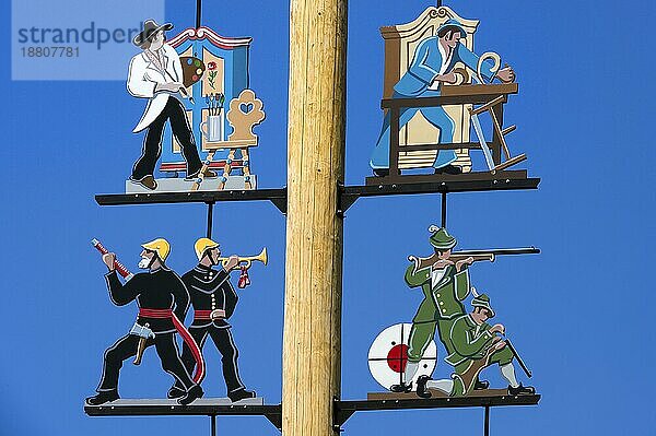 Figuren am Maibaum in Haldenwang  Allgäu  Bayern  Deutschland  Europa