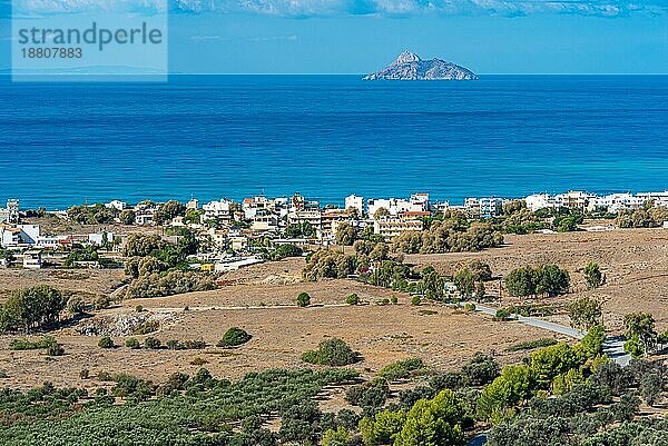 Blick hinunter auf das malerische Dorf Kalamaki im Süden Kretas. Das am Ende der Messara Ebene gelegene Dorf ist ein beliebter Urlaubsort am Libyschen Meer