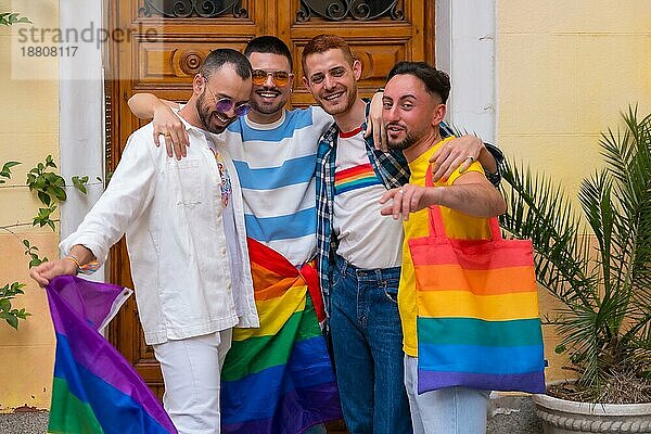 Lgbt Konzept  schwule Männer  die sich auf einer Gay Pride Party amüsieren  Vielfalt der jungen Leute in der Stadt  Treffen auf dem Heimportal