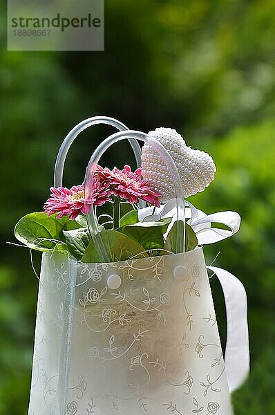 Muttertagsgesteck in kleiner Tasche  rosa Gerbera mit Herz