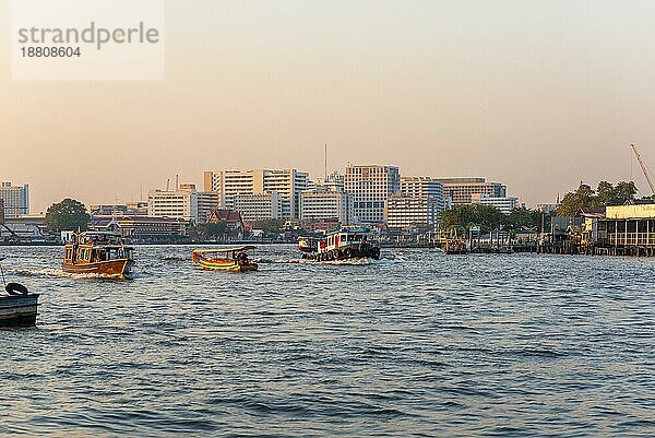 In Bangkok ist der Chao Phraya eine wichtige Verkehrsader für ein Netz von Flussbussen  Fähren zur Überquerung des Flusses und Wassertaxis. Der Fluss schlängelt sich durch die Stadt in südlicher Richtung und mündet etwa 25 Kilometer südlich des Stadtzentrums in den Golf von Thailand