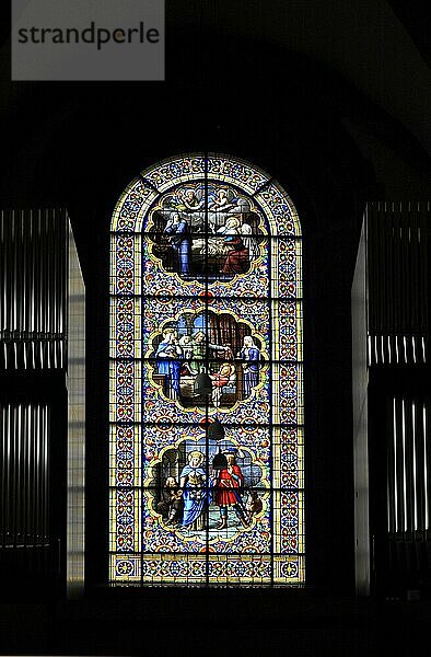 Schweiz  Innenstadt von Chur  Kirche innen  christliche Motive im Kirchenfenster  Kathedrale St. Maria Himmelfahrt  Europa