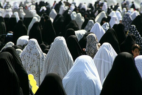 Frauen beim Freitagsgebet auf dem Meydan-e Imam in Isfahan  Iran