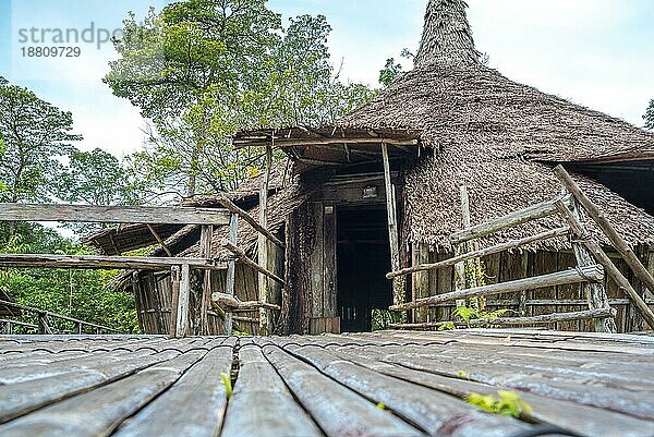 Bidayuh Rundhaus im Sarawak Cultural Village  das im Norden von Kuching liegt. Es zeigt die verschiedenen ethnischen Gruppen bei der Ausübung traditioneller Tätigkeiten in ihren jeweiligen traditionellen Häusern