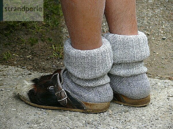 Wollsocken mit Fellschuhen  Füße  Beine  Allgäu