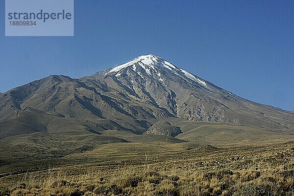 Der höchste Berg Irans  der Damavant (5671m) von Norden betrachtet