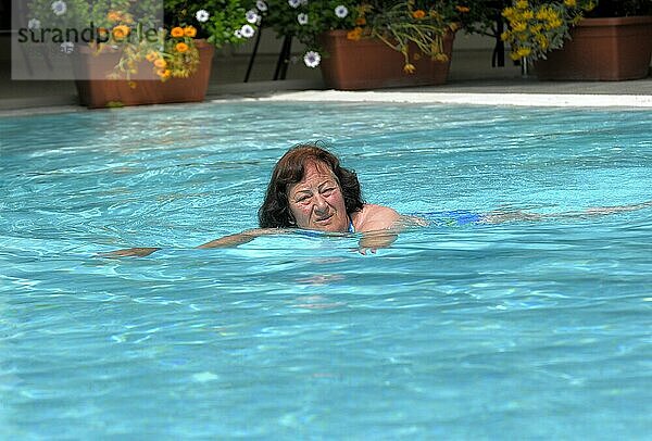 Italia  Emilia Romagna  Adria  ältere Frau im Pool schwimmend