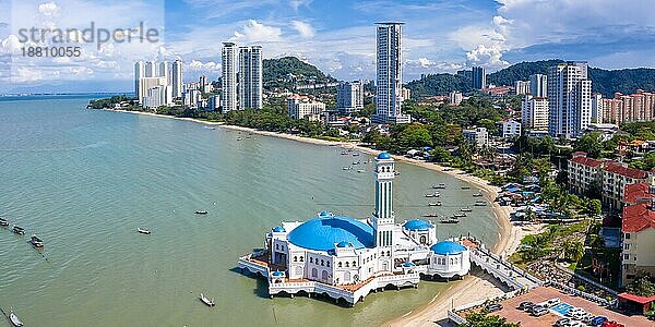 Die Schwimmende Moschee Luftbild Panorama auf der Insel Penang  Malaysia  Asien