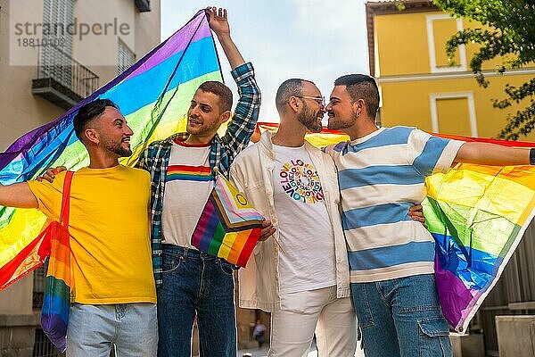 Lifestyle von umarmenden homosexuellen Freunden  die sich auf einer Gay Pride Party in der Stadt küssen  Vielfalt von jungen Menschen  Demonstration mit Regenbogenfahnen  lgbt Konzept