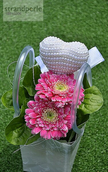 Muttertagsgesteck in kleiner Tasche  rosa Gerbera mit Herz