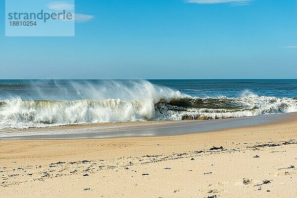 Wind und brechende Wellen am Strand von Granja im Süden von Porto