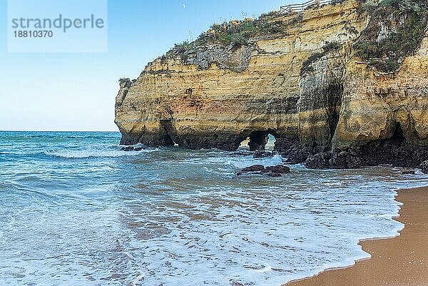 Felsformationen und Klippen am Strand von Pinhao an der südlichen Algarve bei Lagos  Portugal  Europa