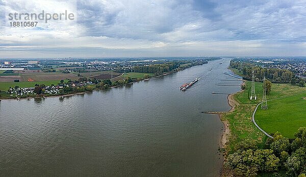 Panoramablick auf Flussschiffe auf dem Rhein. Luftaufnahmen per Drohne
