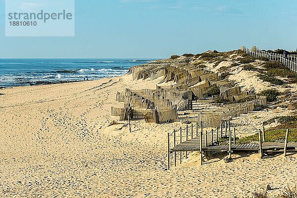 Küstenmanagement und Dünenstabilisierung am Strand von Granja im Norden Portugals