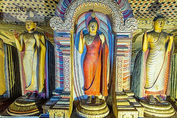 Der goldene Tempel von Dambulla ist Weltkulturerbe und beherbergt insgesamt 153 Buddhastatuen drei Statuen srilankischer Könige und vier Statuen von Göttern und Göttinnen