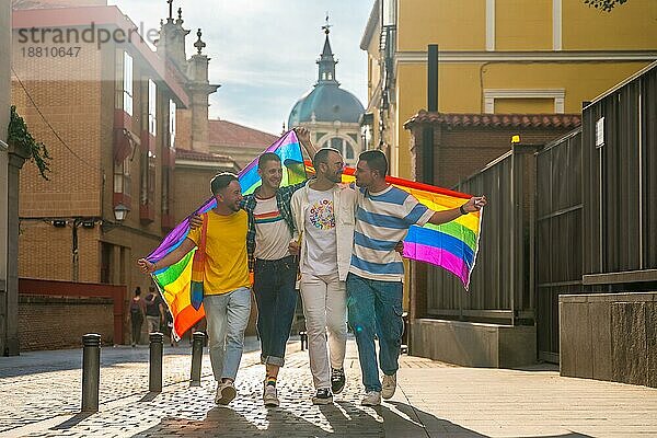 Lebensstil von homosexuellen Freunden  die sich auf einer Gay Pride Party in der Stadt umarmen  Vielfalt von jungen Menschen  Demonstration mit Regenbogenfahnen  lgbt Konzept