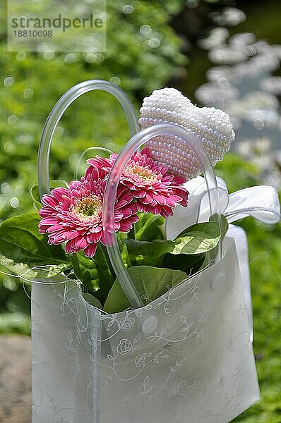 Muttertagsgesteck in kleiner Tasche  rosa Gerbera mit Herz