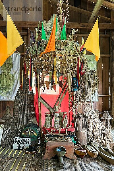 Hausbereich für das Bebayoh Ritual  eine Heilungszeremonie des Stammes der Melanau. Es ist ein Ritual  bei dem ein mächtiger Schamane angerufen wird  um als Vermittler mit dem Übernatürlichen zu agieren