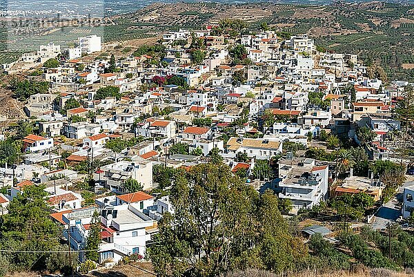 Blick hinunter auf das malerische Dorf Kamilari. Im Süden Kretas  in der Nähe von Phaistos und dem Mittelmeer gelegen  ist das Dorf ein beliebtes Touristenziel