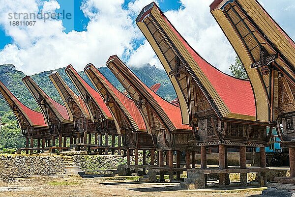 Reisscheunen  in Toraja Alang genannt  im Stil eines traditionellen Tongkonan Hauses. Die alten Toraja Dörfer bestehen aus zwei parallelen Reihen von Tongkonan  dem Wohnhaus und den Reisscheunen