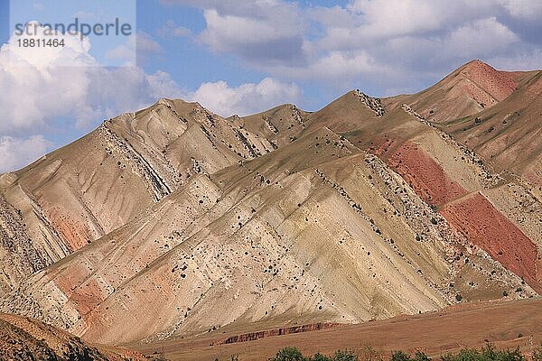 Schöne Schichtstufenlandschaft südlich von Osch Kirgisistan
