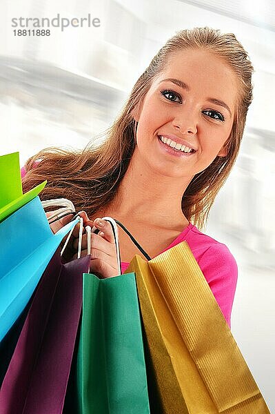 Junge Frau mit Einkaufstüten im Geschäft