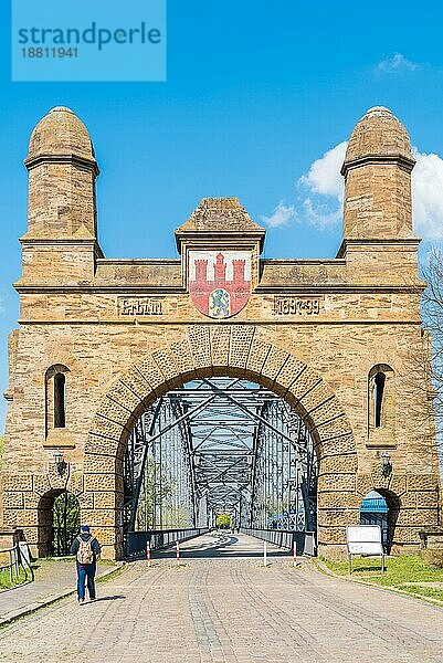 Das Portal der alten Harburger Elbbrücke ist eine Stahlbogenbrücke  die die Hamburger Stadtteile Harburg und Wilhelmsburg über die Süderelbe verbindet